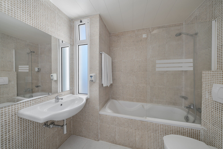 Bathroom 5, Dorisol Buganvilia Studio Hotel, Funchal
