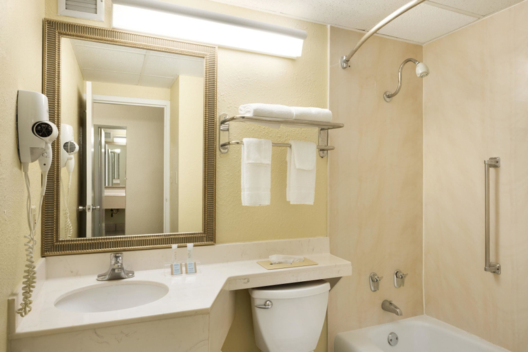 Bathroom 4, Travelodge by Wyndham Sturgis, Saint Joseph