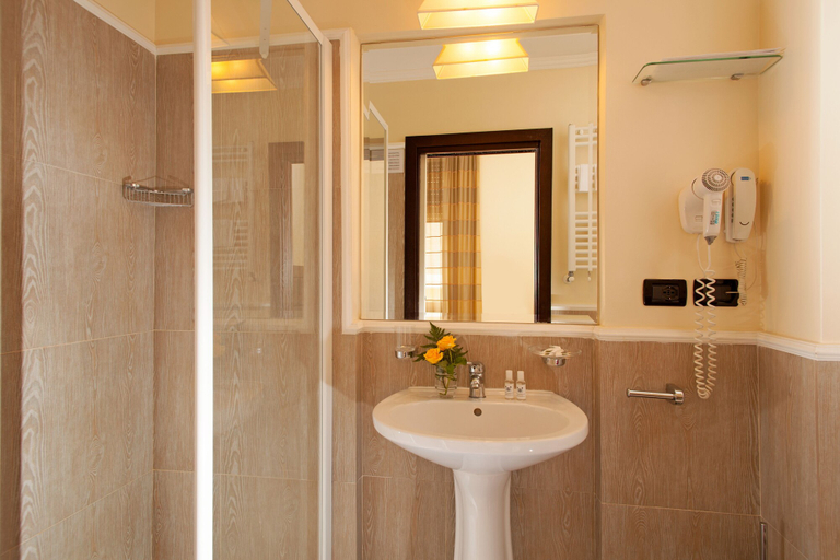 Bathroom 4, Hotel Buenos Aires, Roma