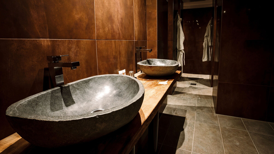 Bathroom 4, Shrigley Hall Hotel and Spa, Cheshire East