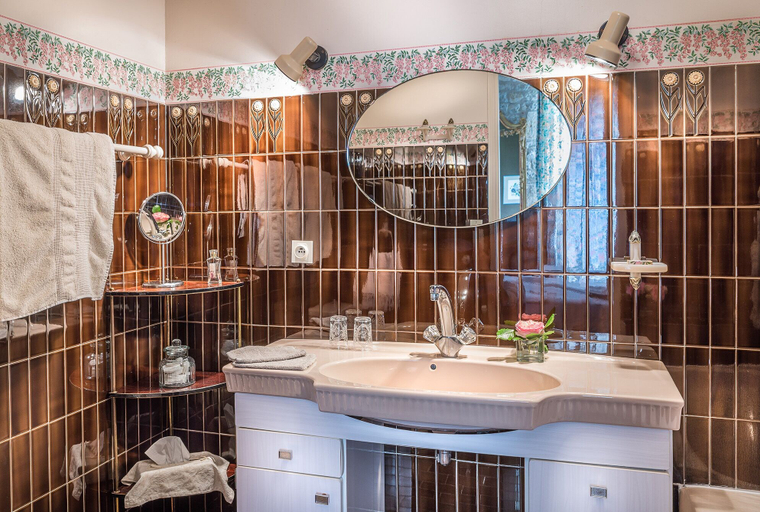 Bathroom 5, Domaine de Labarthe, Lot