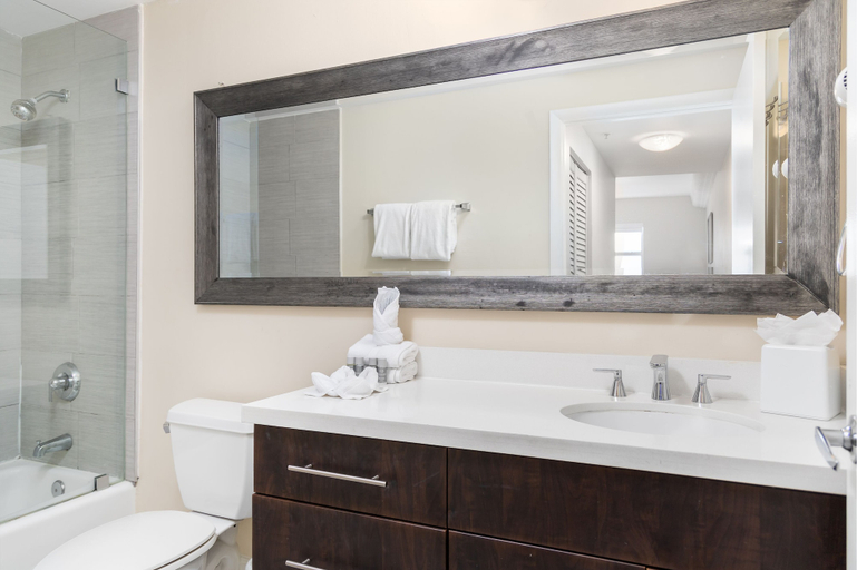 Bathroom 5, Fortune House Hotel Suites, Miami-Dade