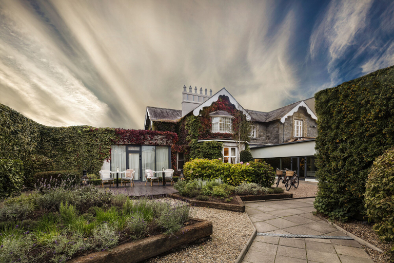 Exterior & Views 2, Newpark Hotel