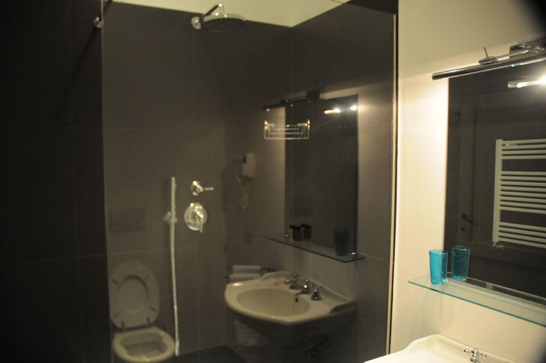 Bathroom 5, Relais Teatro Argentina, Rome