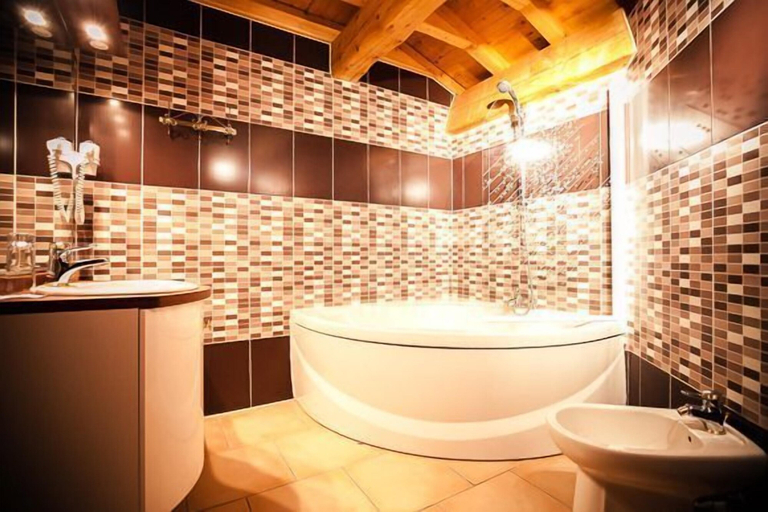 Bathroom 5, Les Ecuries de la Tour, Haute-Garonne