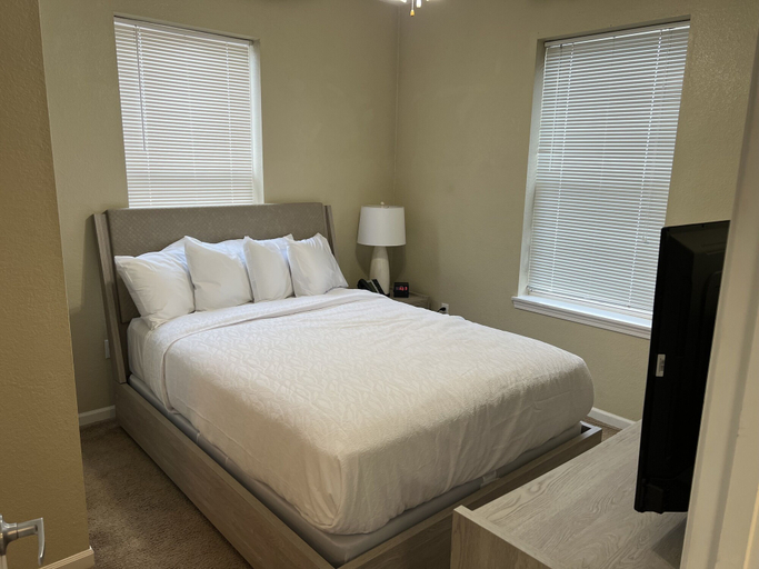 Bedroom 3, Washburn Hotel Suites, Shawnee