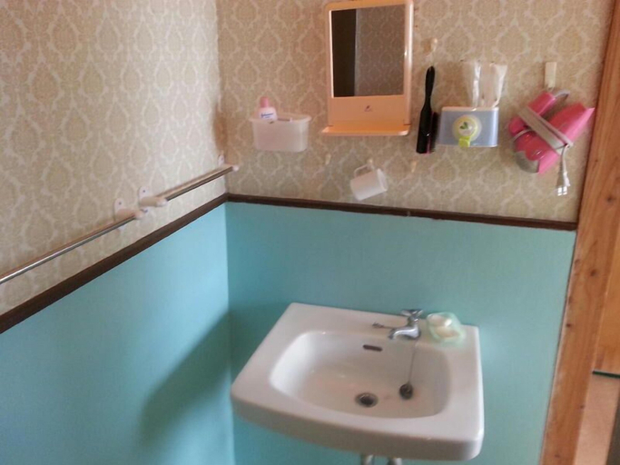 Bathroom 4, Minshuku Myojoso, Yoron