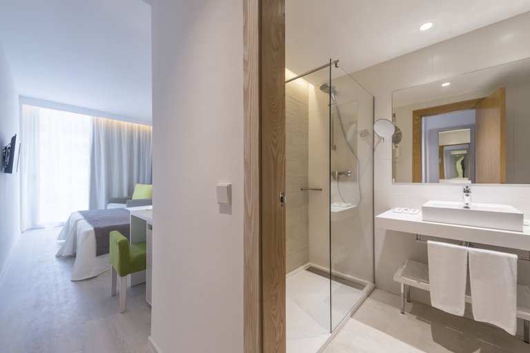 Bedroom 4, Hotel JS Sol de Alcudia, Baleares