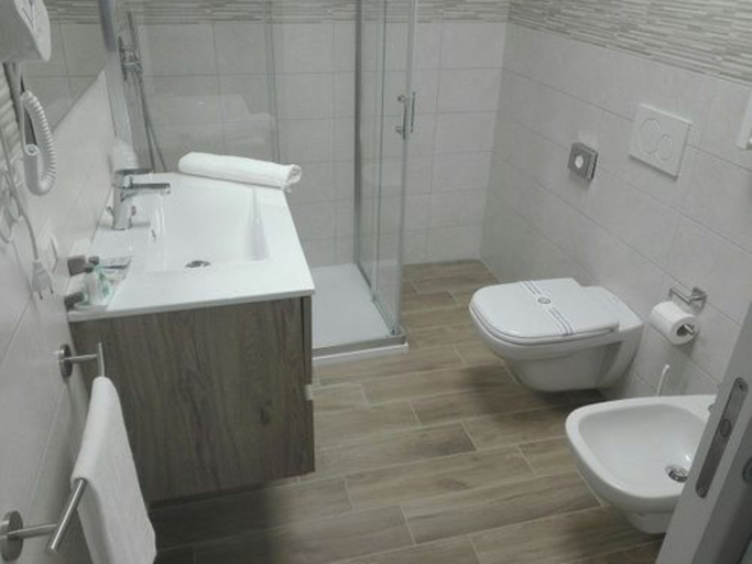 Bathroom 5, Hotel Bocciolo, Novara