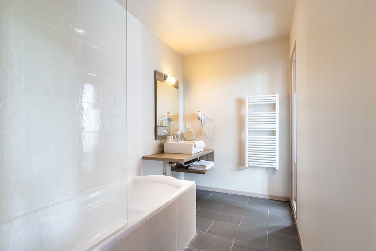 Bathroom 4, Brit Hotel Dinan Le Connetable, Côtes-d'Armor