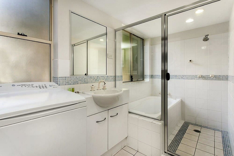Bathroom 4, Byron Lakeside Holiday Apartments, Byron