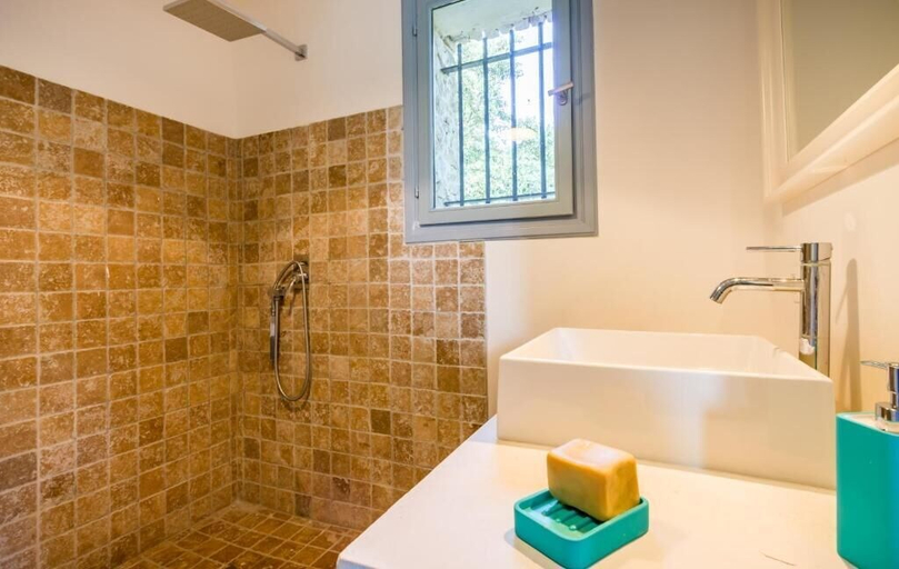 Bathroom 4, Mas proche de Gordes, Vaucluse