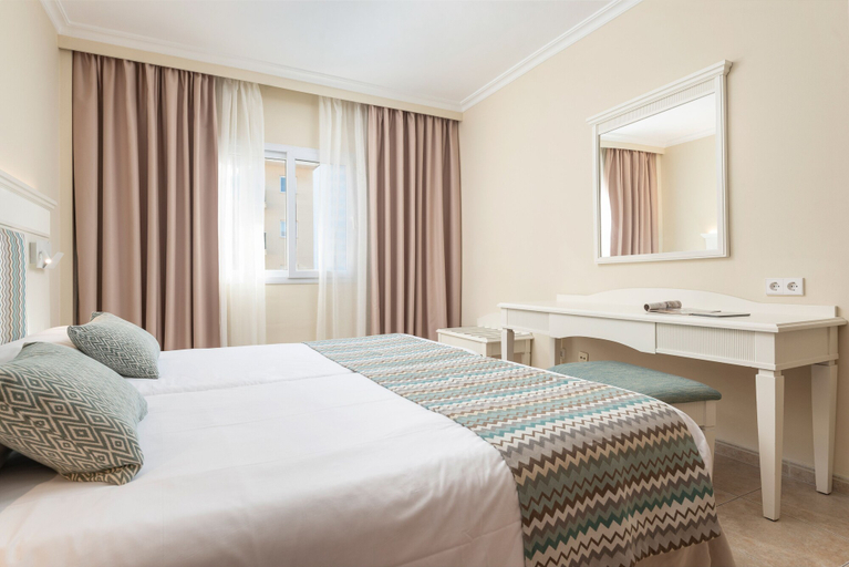 Bedroom 3, Aparthotel Can Picafort Palace, Baleares