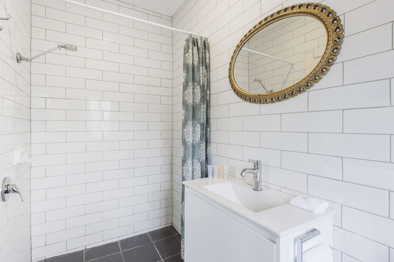 Bathroom 5, Hotel Blue & Cottages, Katoomba, Blue Mountains