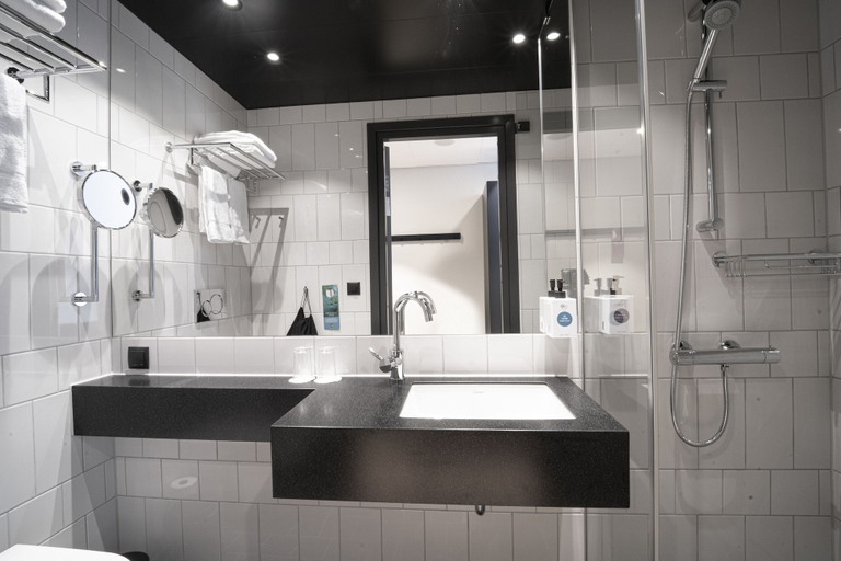 Bathroom 4, Quality Hotel Strawberry Arena, Solna