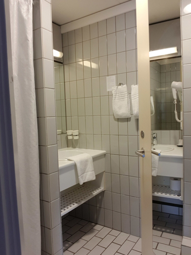 Bathroom 4, City Hotel Nattergalen, Odense