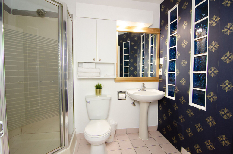 Bathroom 4, Hotel Dorion, Montréal