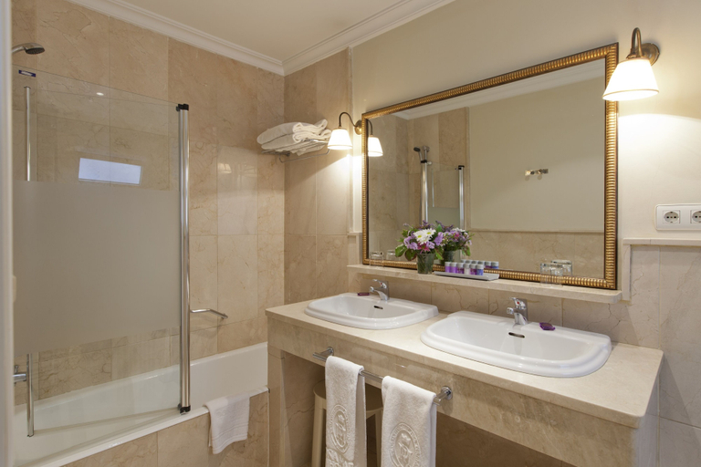 Bathroom 5, Hotel Doña Maria, Sevilla