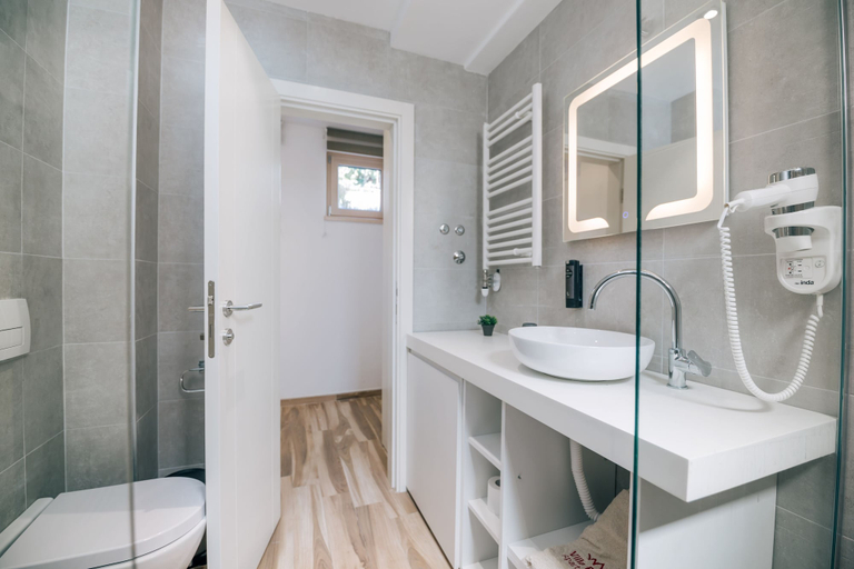 Bathroom 5, Villa Royal Apartments