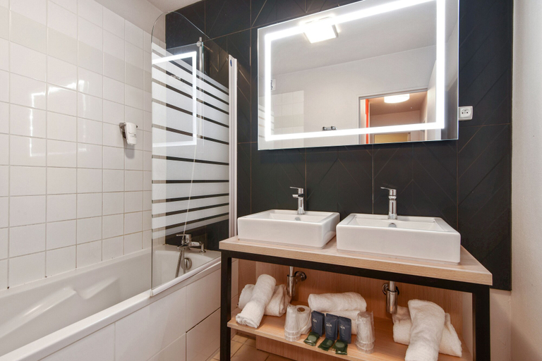 Bathroom 4, Appart'City Confort Lille Grand Palais, Nord
