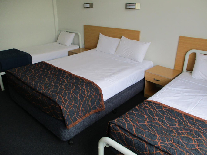 Bedroom 3, Airway Motel, Ascot