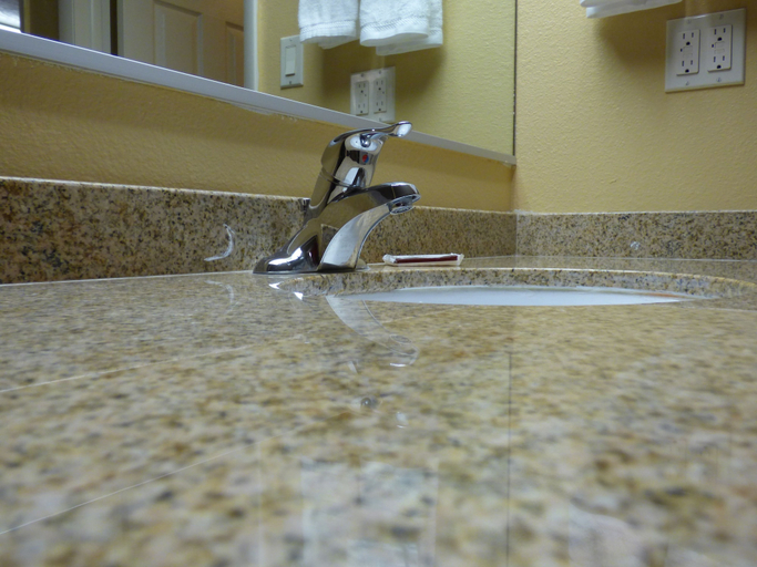 Bathroom 4, Coronada Inn and Suites, Washington