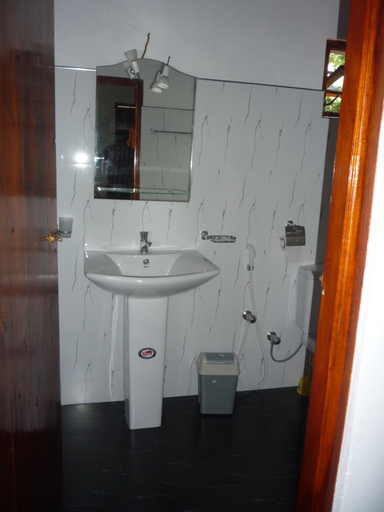 Bathroom 3, Beach Lagoon Guesthouse, Tangalle