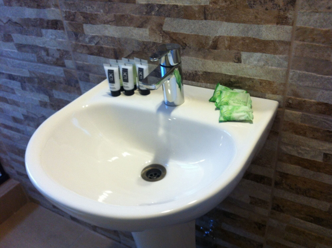 Bathroom 3, El Prado Hotel, Cercado