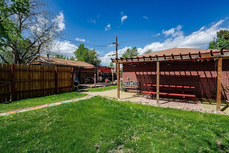 Others 5, Casa de Henrichs & The Den Spacious Backyard, Denver