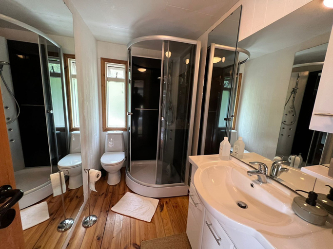Bathroom 4, Eyja Mörk & Bubble Bedroom, Vestur-Eyjafjallahreppur