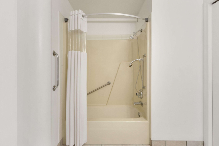Bathroom 4, Days Inn by Wyndham Lethbridge, Division No. 2