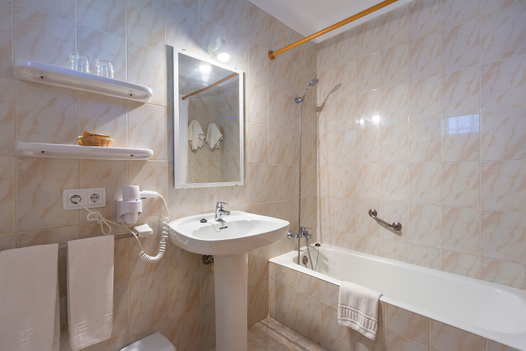 Bathroom, Apartamentos Cala Murada Minigolf, Baleares