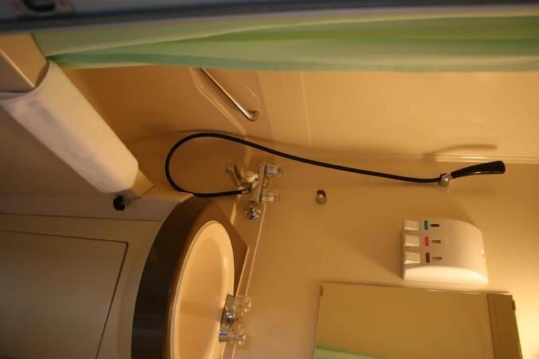 Bathroom 3, Hotel Halftime, Nara