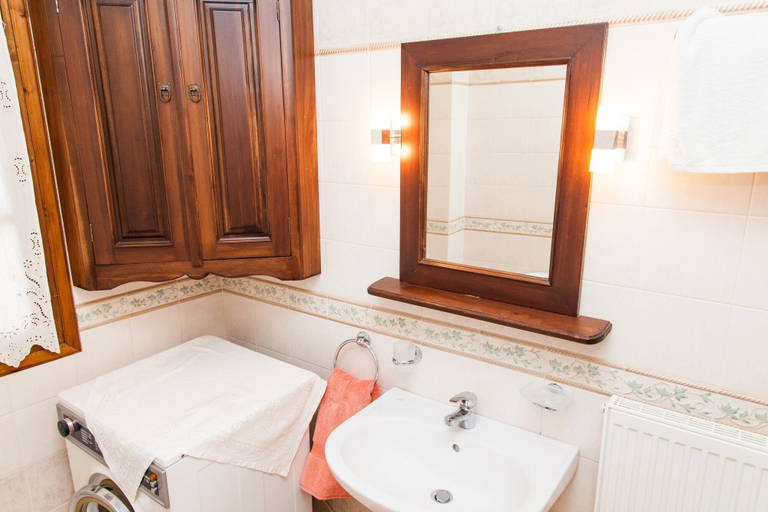 Bathroom 3, Arachova's Hilltop Delight Apartment, Central Greece