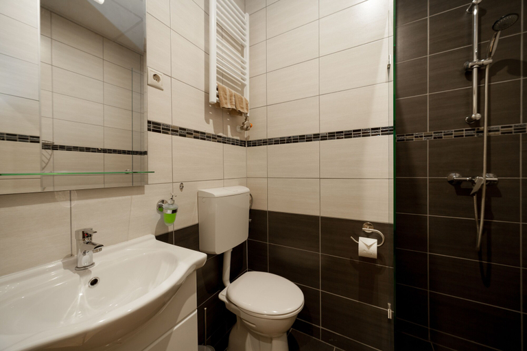 Bathroom 3, Budapest Holidays Apartments, Budapesti