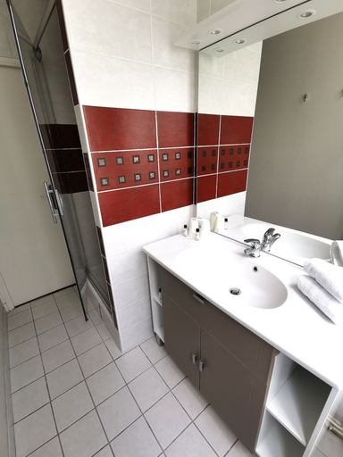 Bathroom 4, Hôtel Les Nations The Originals Boutique VICHY, Allier