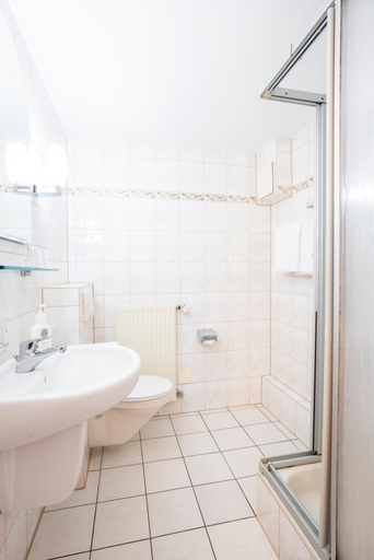 Bathroom 5, Bamberg Inn, Bamberg