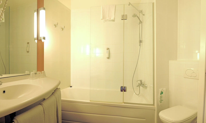 Bathroom 4, ibis Lleida, Lleida