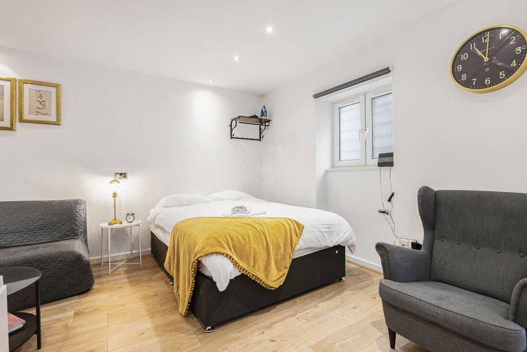 Bedroom 3, Beautiful Hyde Park Studio Flat, London