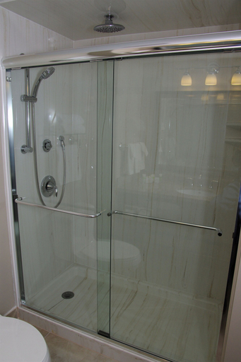 Bathroom 4, Visitors Inn, Hamilton