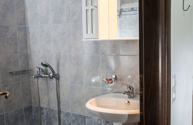 Bathroom 3, Porto Kalyves Seaside Apartments, Crete