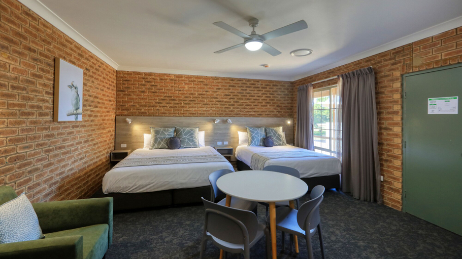Bedroom 3, Hamilton's Henry Parkes Motor Inn, Parkes, Parkes