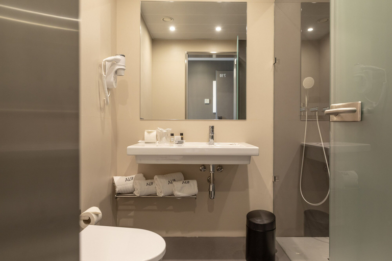 Bathroom 4, Alif Campo Pequeno, Lisbon