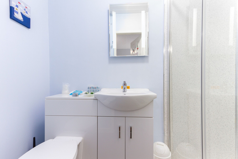 Bathroom 4, The Almeria, Blackpool