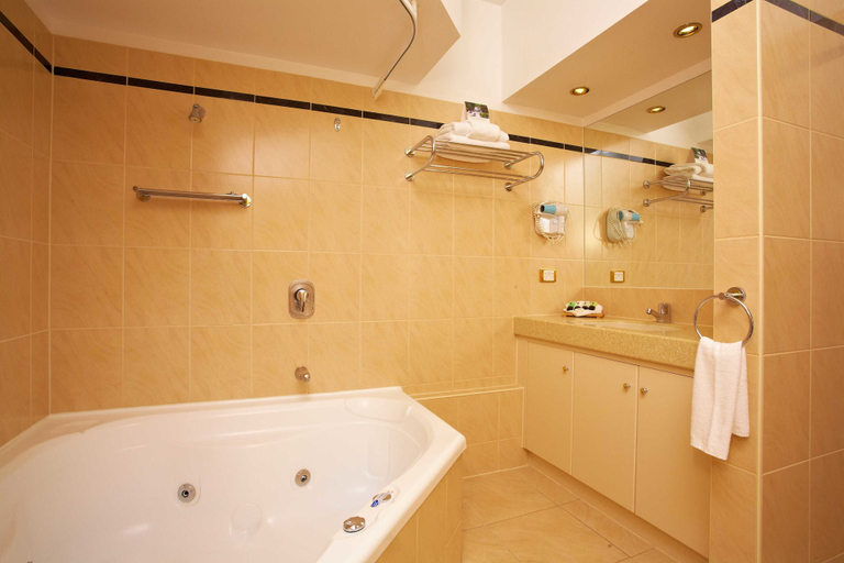 Bathroom 4, Quest Savoy, Hobart