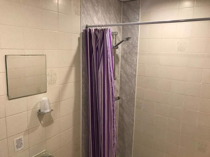 Bathroom 4, The Orbiston, Blackpool
