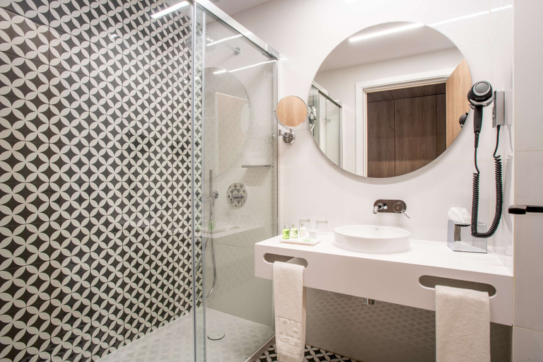 Bathroom 4, NH Hotel Porto Jardim, Porto