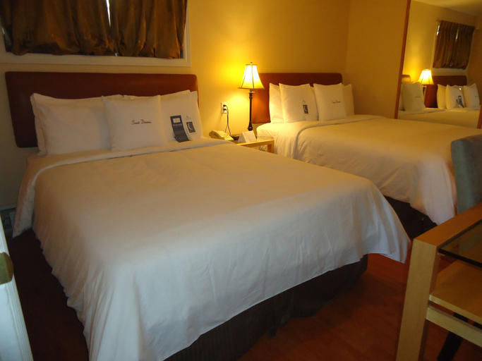 Bedroom 3, Bayside Inn & Waterfront Suites, Frontenac