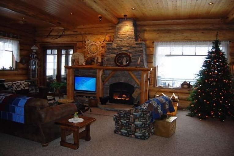 Kowal Ski Cabin by Apex Accommodations, Okanagan-Similkameen