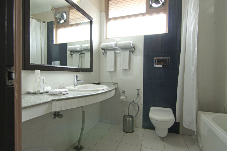 Bathroom 3, Le Grand Hotel, Hardwar